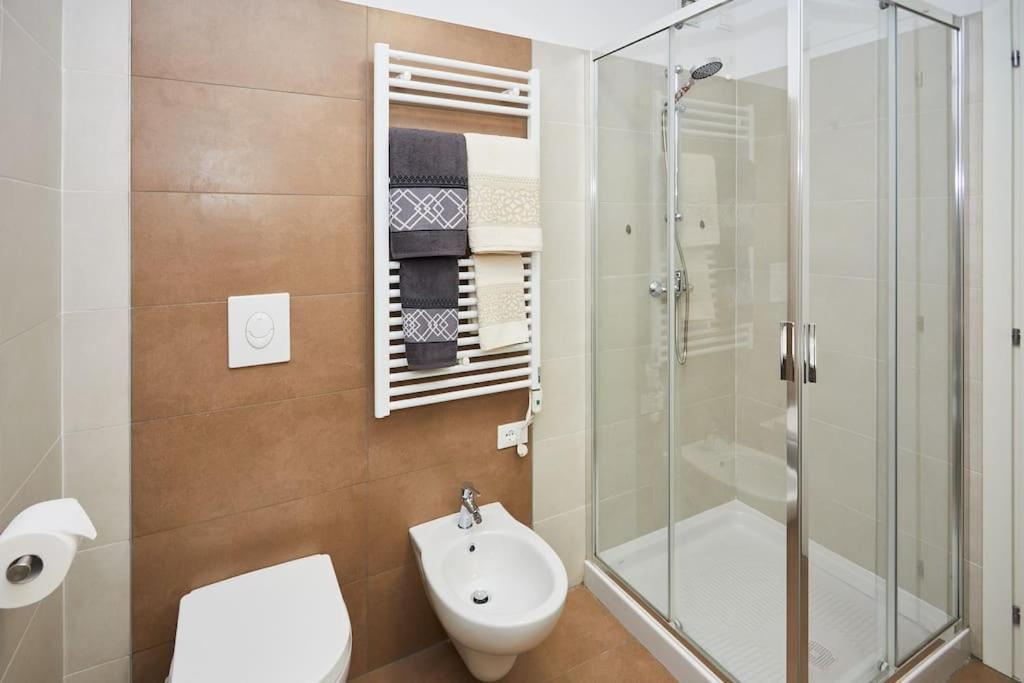 Center Aviano Comfort Suite Free Parking Wifi المظهر الخارجي الصورة
